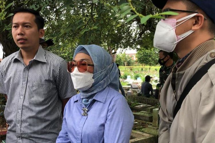 Dari kiri ke kanan, Kasat Reskrim Polres Ponorogo AKP Nikolas Bagas Yudhi dan kuasa hukum keluarga Titis Rachmawati saat mengikuti proses otopsi jenazah AM yang berlangsung di TPU Sungai Selayur, Kecamatan Kalidoni, Kota Palembang,Sumatera Selatan mulai dibongkar oleh tim forensik, Kamis (8/9/2022).