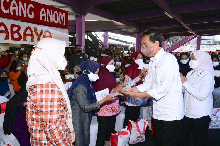Presiden Joko Widodo didampingi Ibu Iriana Joko Widodo mengunjungi Pasar Pucang Anom, Kota Surabaya sebagai rangkaian kunjungan kerja di Provinsi Jawa Timur pada Minggu (21/8/2022). Dalam kunjungan itu, Presiden Jokowi dan Ibu Iriana menyapa para pedagang sekaligus menyerahkan bantuan langsung kepada para penerima manfaat.