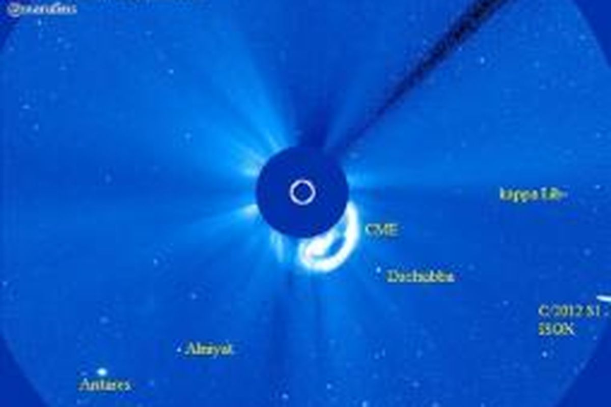 Komet ISON dalam medan pandang wahana instrumen LASCO 3 pada satwlit SOHO milik NASA. 