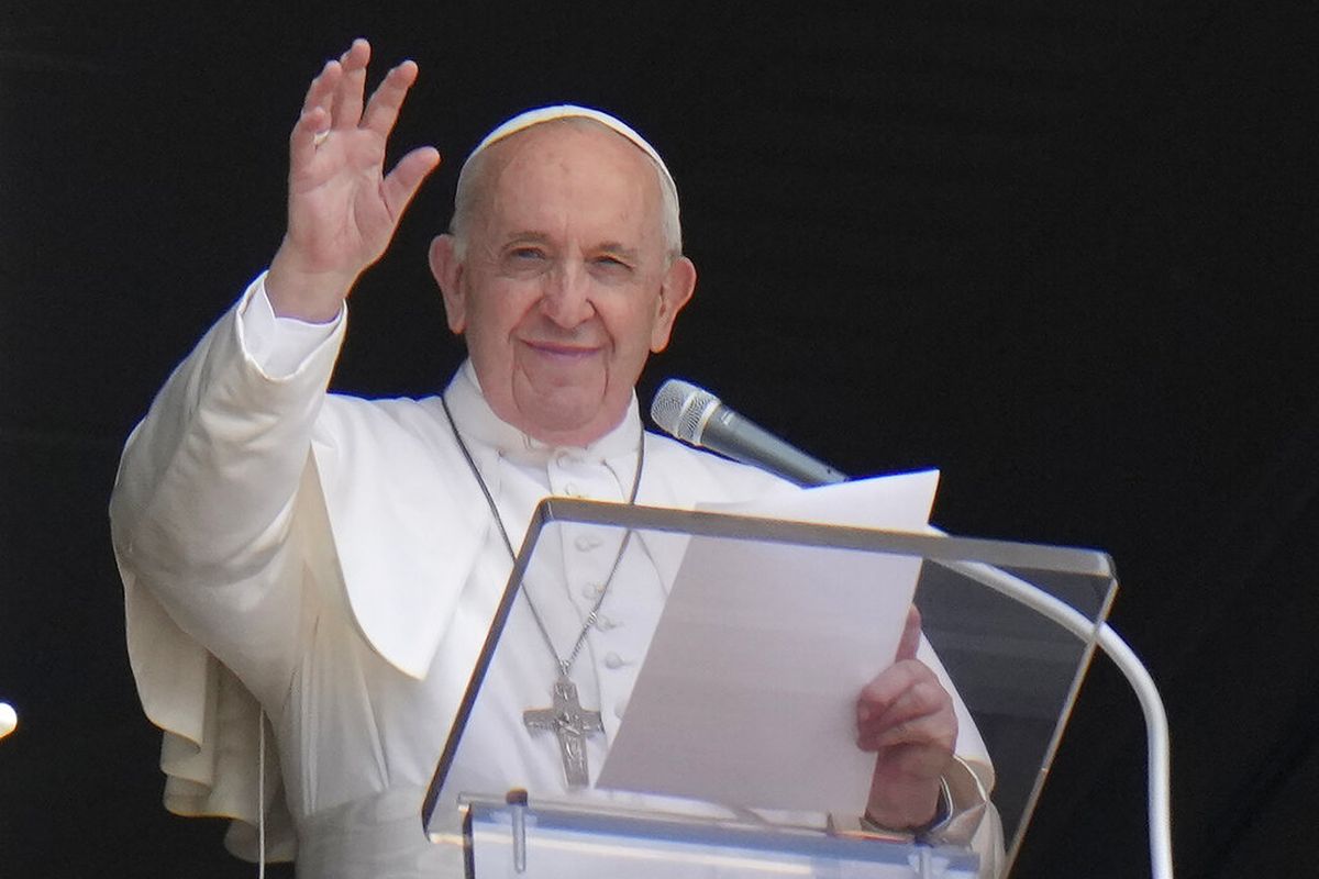 Dalam file foto Minggu, 4 Juli 2021 ini, Paus Fransiskus melambai kepada orang banyak ketika dia hendak membacakan doa Angelus dari balkon yang menghadap ke Lapangan Santo Petrus, di Vatikan. 