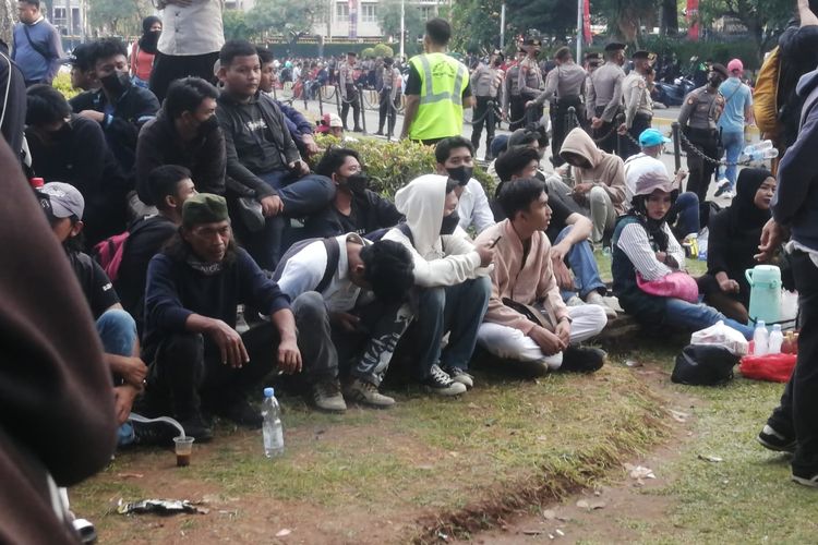 Sejumlah pelajar berkumpul di antara massa aksi demonstrasi menolak kenaikan harga BBM di kawasan Patung Kuda Arjuna Wijaya, Jakarta Pusat, Senin (12/9/2022).