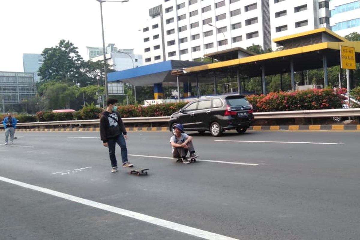 Mahasiswa bermain skate board saat menerobos masuk jalan tol depan Gedung DPR RI, Selasa (24/9/2019).