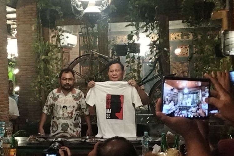 Ketua Umum Partai Gerindra, Prabowo Subianto, saat memperlihatkan kaus Relawan Gibran didampingi, Perwakilan Koordinator Relawan Gibran, Kuat Hermawan Santosa.