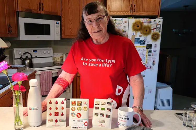 Seorang wanita lanjut usia (lansia) di Amerika Serikat (AS), Josephine Michaluk (80), memecahkan rekor sebagai donor darah terbanyak di dunia.