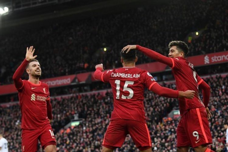 Para pemain Liverpool merayakan gol Alex Oxlade-Chamberlain dalam pertandingan melawan Brentford pada pekan ke-22 Liga Inggris 2021-2022 di Stadion Anfield, Minggu (16/1/2022) malam WIB. 