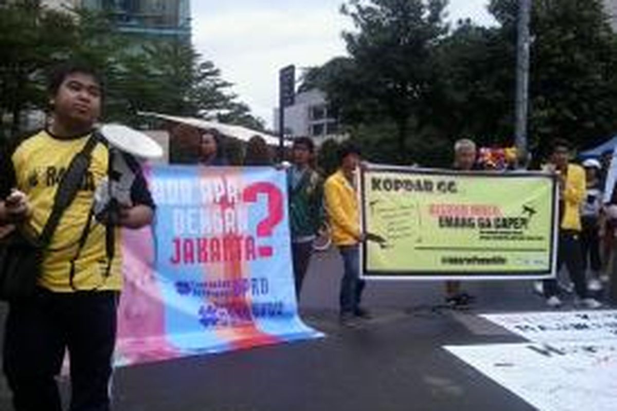 Solidaritas Mahasiswa Anti Korupsi menggelar aksi di Car Free Day Bundaran Hotel Indonesia,menuntut usut dana siluman APBD DKI Jakarta.