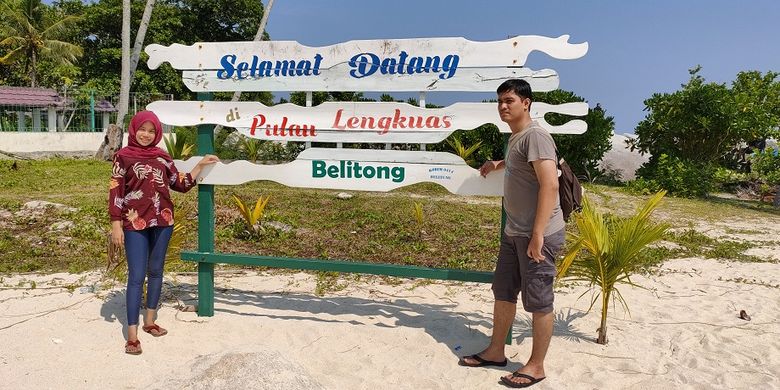 Pengunjung berfoto di depan papan bertuliskan Selamat Datang di Pulau Lengkuas Belitong, Minggu (10/11/2019). Tak hanya wisatawan lokal, wisatawan domestik dan mancanegara juga pernah berkunjung ke pulau ini.