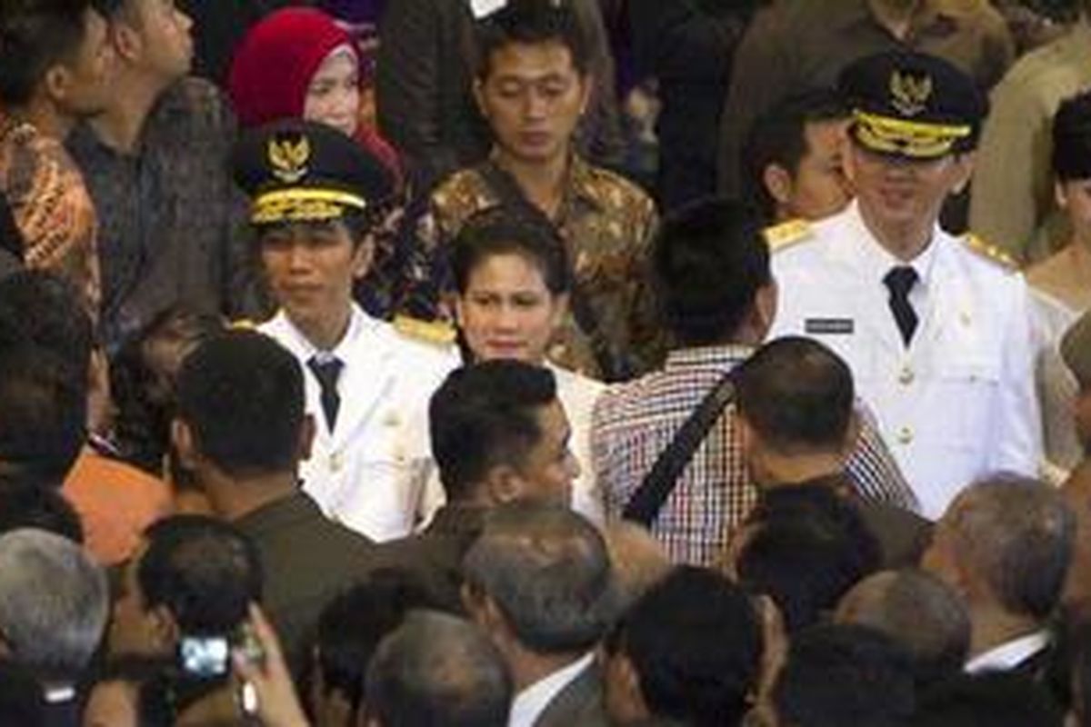 Gubernur DKI Jakarta, Joko Widodo bersama Wakil Gubernur, Basuki Tjahaja Purnama menerima ucapan selamat usai pelantikan mereka di Gedung DPRD DKI Jakarta, Jakarta Pusat, Senin (15/10/2012). Pasangan gubernur dan wakil gubernur terpilih ini dilantik oleh Menteri Dalam Negeri Gamawan Fauzi untuk masa jabatan 2012-2017.