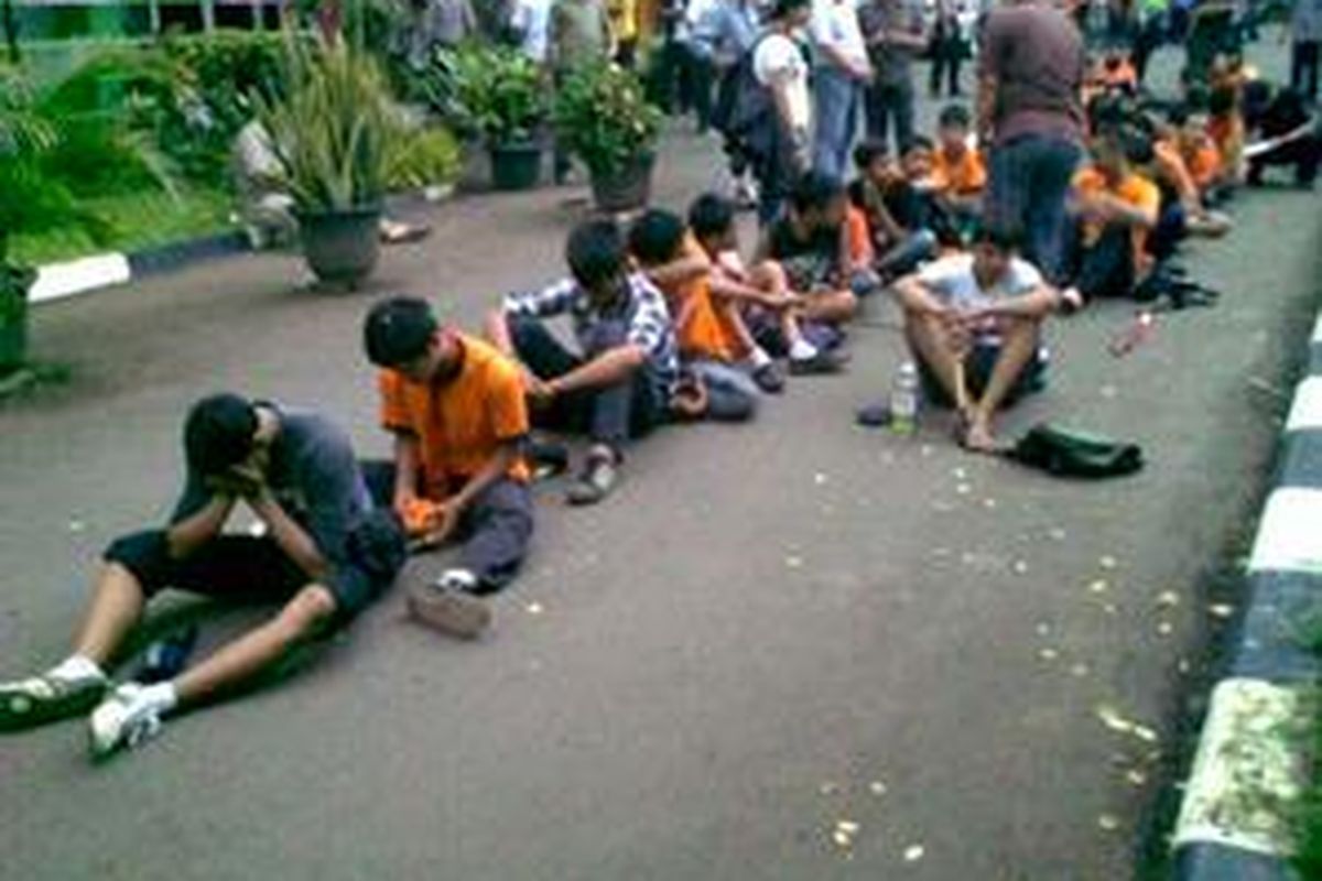 Puluhan suporter Persija diamankan karena membawa senjata tajam