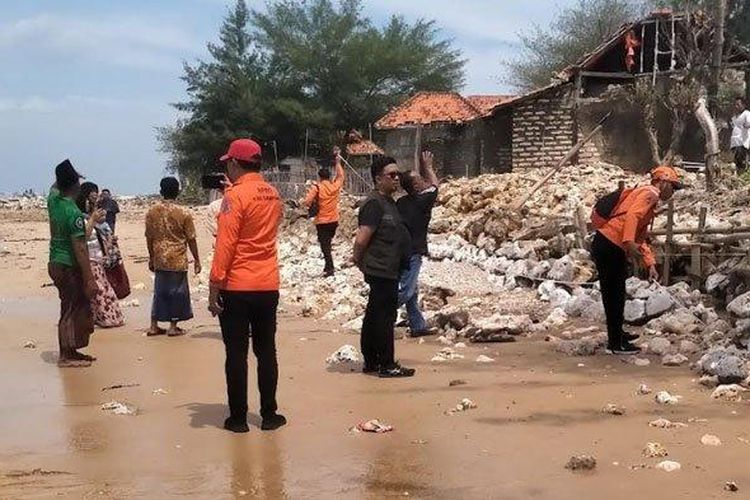 Anggota BPBD Sampang saat meninjau ke lokasi tanggul jebol akibat banjir rob, Senin (06/01/2025). ()