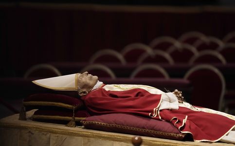 Thousands Pay Tribute to Ex-Pope Benedict at Lying-in-State