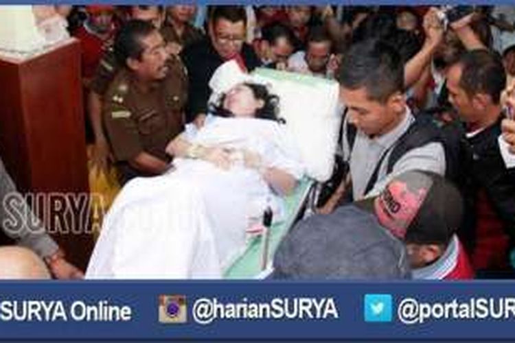 Terdakwa Eunike Lenny Silas terbaring di atas ranjang pasien saat dihadirkan jaksa dalam sidang perkara penipuan batubara di Pengadilan Negeri Surabaya, Selasa (3/5/2016). 
