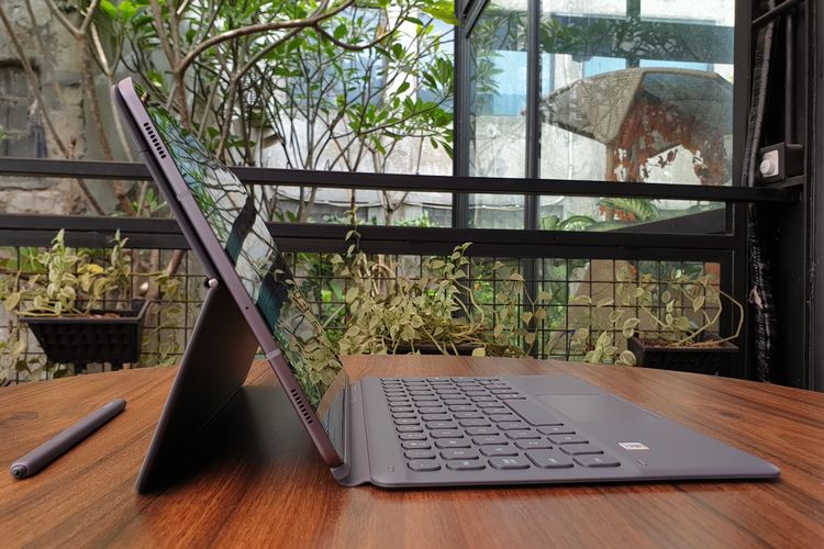 Galaxy Tab S6 juga dilengkapi dengan aksesoris berupa keyboard eksternal yang merangkap sebagai cover. Keyboard ini bisa dibeli secara terpisah dengan harga Rp 2 jutaan. 