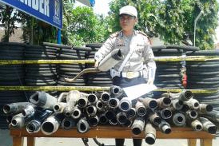 Kasatlantas Polres Jember, Jawa Timur, AKP Akmal, menunjukkan ratusan knalpot tidak standar yang disita dari pengendara roda dua. Tindakan tersebut dalam rangka menghadapi pelaksanaan kampanye terbuka Pemilu Legislatif 2014, Selasa (4/3/2014) 