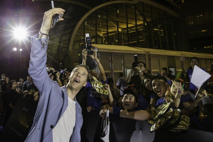 Benedict Cumberbatch di acara Purple Carpet Fan Event di Marina Bay Sands, Singapura, Senin (16/4/2018) malam.