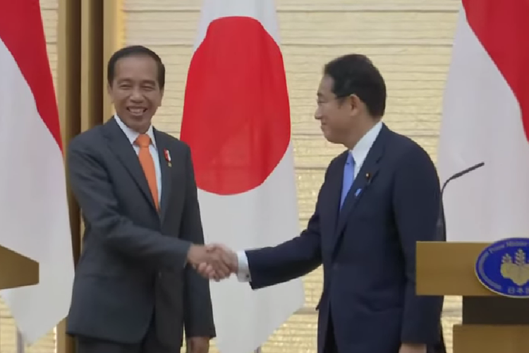 Presiden Joko Widodo berjabat tangan dengan Perdana Menteri Jepang Fumio Kishida setelah memberikan pernyataan pers mengenai pertemuan bilateral keduanya di Tokyo, Rabu (27/7/2022).