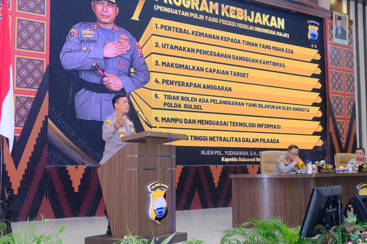 Kapolda Sulsel Irjen Pol Yudhiawan ketika memberi arahan kepada personel Polda Sulsel dalam acara Commander Wish di Aula Mappaodang Polda Sulsel, Kamis (3/10/2024).