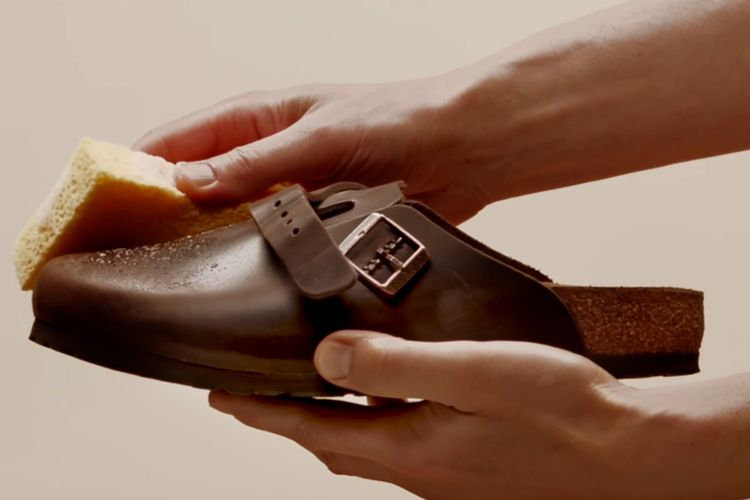 Ilustrasi membersihkan sandal