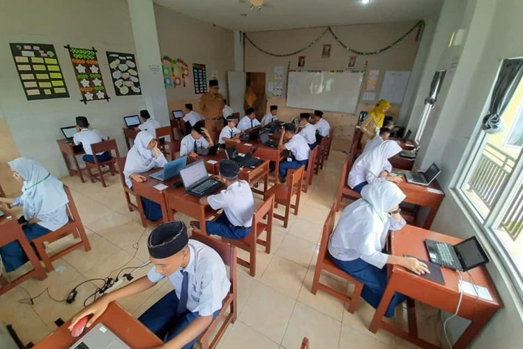 Suasana belajar MTs Lubuk Kilangan. Sekolah gratis ini mampu luluskan 100 persen siswanya di SMA negeri