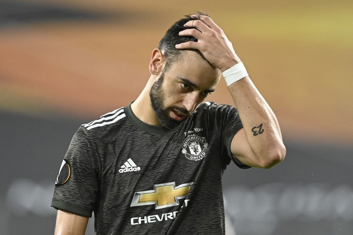Ekspresi kekecewaan Bruno Fernandes pada laga semifinal Liga Europa yang mempertemukan Sevill vs Man United di Stadion RheinEnergie, Koln, Jerman, Senin (17/8/2020).