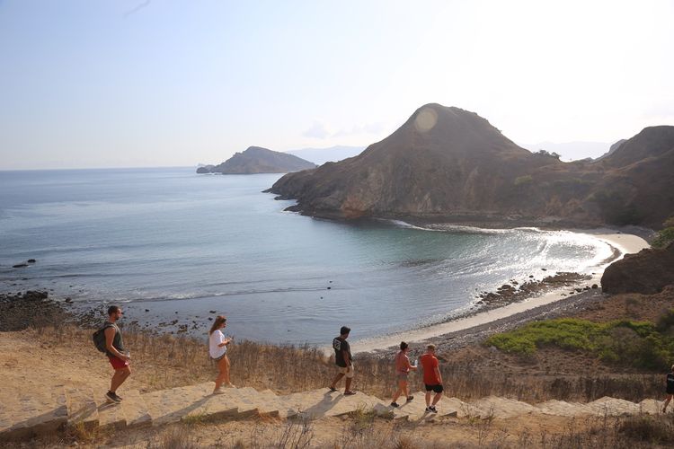 Jalut pendakian turis di Pulau Padar