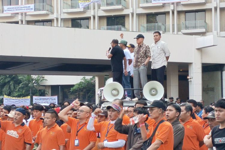 Jelang Eksekusi Hotel Sultan, Kivlan Zen Berdiri di Atas Mobil Komando