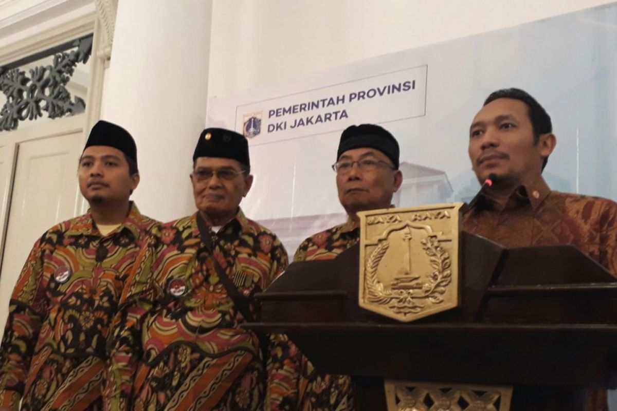 (kiri ke kanan) Pendonor darah yang lebih dari 100 kali donor darah, Yudi Sutanto (31), Zulkifli Ibrahim (73), dan Edi (63), bersama Ketua PMI DKI Jakarta Muhammad Ali Reza di Balai Kota DKI Jakarta, Minggu (11/2/2018).