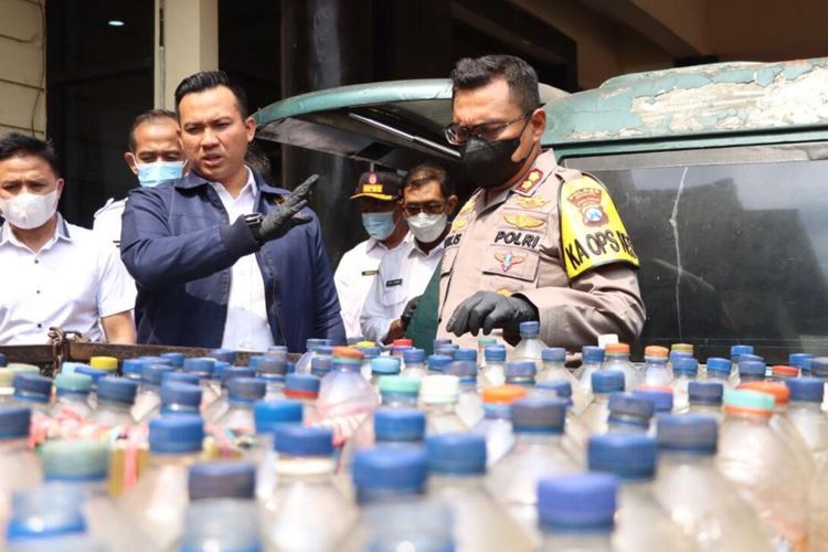 Ungkap kasus penimbunan ribuan liter BBM jenis pertalite dan ratusan liter BBM pertamax oplosan di Polres Nganjuk, Rabu (31/8/2022). Doc: Humas Polres Nganjuk