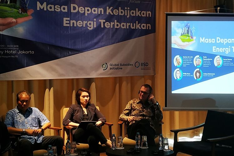 Penasehat Senior untuk Kebijakan Energi, dan Pimpinan IISD-GSI Indonesia Program, Philip Gass (kanan) dan Peneliti Utama IISD Anissa Suharsono (tengah) menjadi pembicaraan dalam diskusi bertajuk “Masa Depan Kebijakan Energi Terbarukan” di Jakarta, Rabu (25/9/2019).