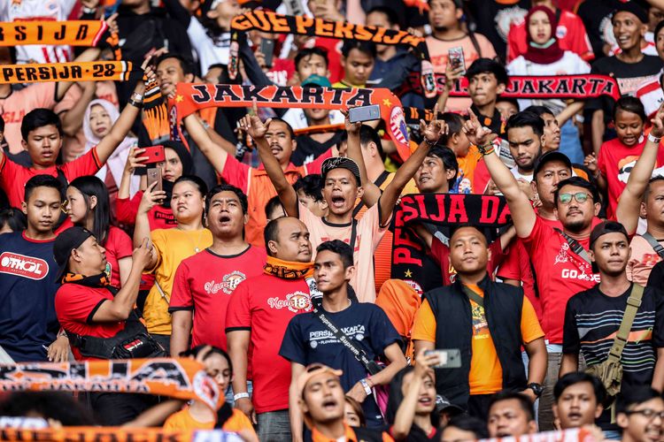 Suporter Persija Jakarta memberikan dukungan pada laga pekan kedelapan Liga 1 2019 di Stadion Utama Gelora Bung Karno, Jakarta, Rabu (10/7/2019). Persija Jakarta bermain imbang dengan skor 1-1 melawan Persib Bandung.