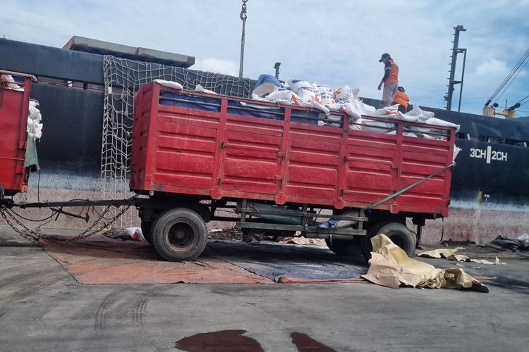 Truk berisikan beras impor milik Perum Bulog yang dibongkarmuat di Terminal Jamrud Pelabuhan Tanjung Perak, Surabaya, Jawa Timur pada Selasa (6/2/2024).