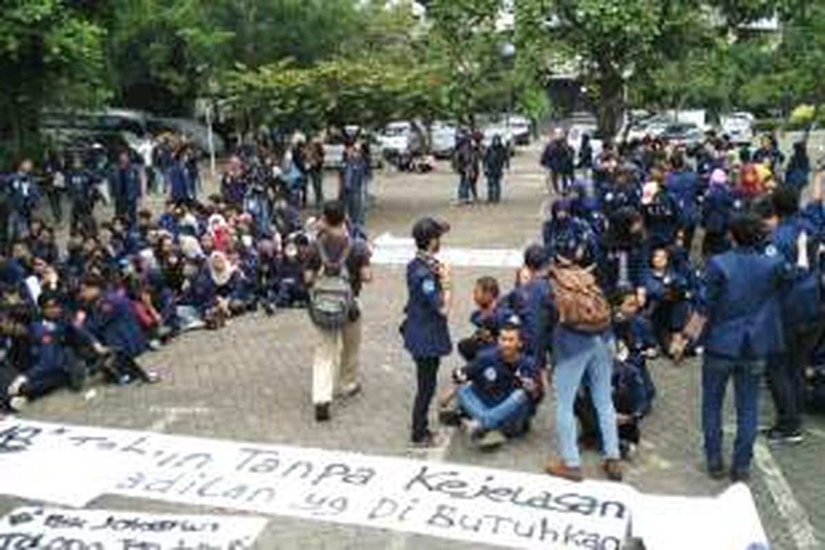 Mahasiswa Universitas Trisakti mulai berkumpul di halaman universitas untuk melakukan aksi damai menuntut penuntasan Tragedi Mei 1998 di Istana Negara, Kamis (12/5/2016).