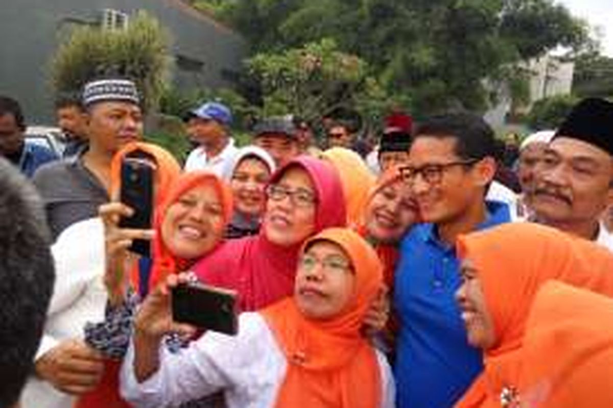 Bakal wakil calon gubernur DKI Jakarta, Sandiaga Uno saat berfoto dengan warga Kembangan, Jakarta Barat, Sabtu (15/10/2016