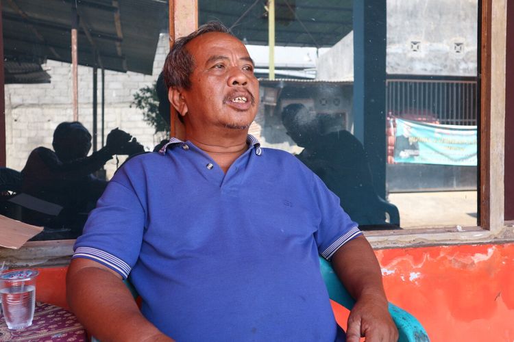 Koestomo (59), telaten merawat istrinya yang mengalami sakit dan lumpuh sejak 19 tahun lalu. Bersama keluarganya, tukang sepatu ini tinggal di Dusun Bandung Krajan, Desa Bandung, Kecamatan Diwek, Kabupaten Jombang, Jawa Timur.