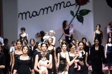 Peragaan Busana Dolce & Gabbana Rayakan Peran Ibu