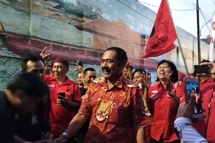 Seratusan anggota Dewan Pimpinan Cabang (DPC) Kota Solo, Jawa Tengah, menyambut kedatangan FX Hadi Rudyatmo, setelah menerima sanksi dari Partai Demokrasi Indonesia Perjuangan (PDI-P), Kamis (27/10/2022).