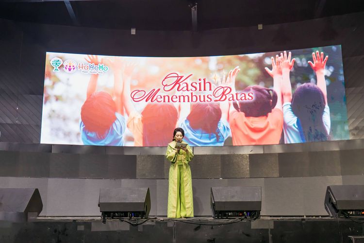 Bertempat di Balai Sarbini Jakarta, Kamis (14/12/2023), Yayasan Komunitas Perempuan Peduli dan Berbagi (KPPB) menggelar drama musikal, berkolaborasi dengan Yayasan Belantara Budaya Indonesia dan Komunitas Happy Healthy Holy (HaHeHo). Founder KPPB Meiline Tenardi tengah menyampaikan sambutan pembukaan drama musikal Kasih Menembus Batas.