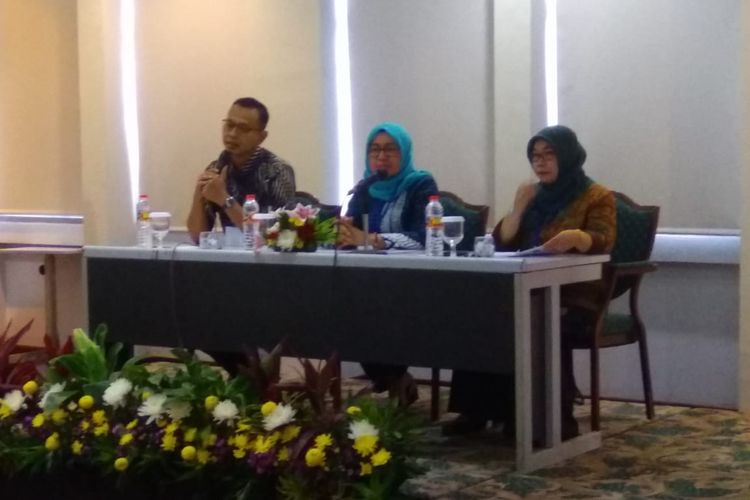 Kepala Subdirektorat PGTK PAUD dan Dikmas, Kemendikbud, Suhatri (tengah) memberikan sambutan usai membuka lomba dalam rangka memeriahkan peringatan Hari Guru Nasional 2019 di Jakarta, Selasa (26/11/2019)