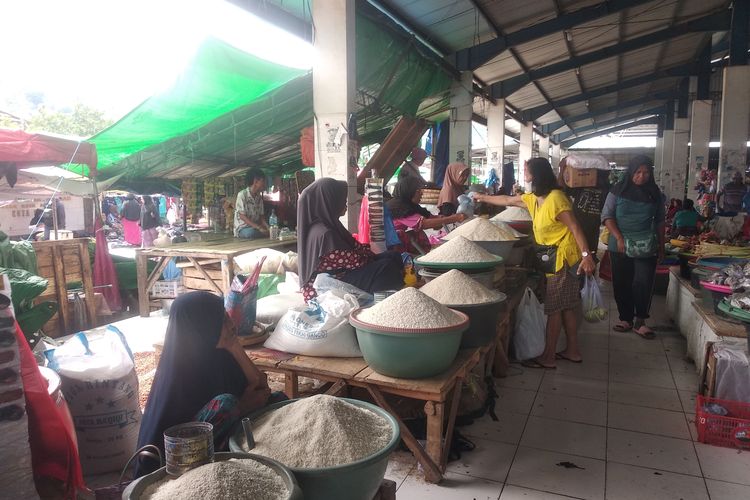 Harga beras di Pasar Raya Ama Hami, Kota Bima, naik Rp 16.000 per kilogram, Selasa (13/2/2024).