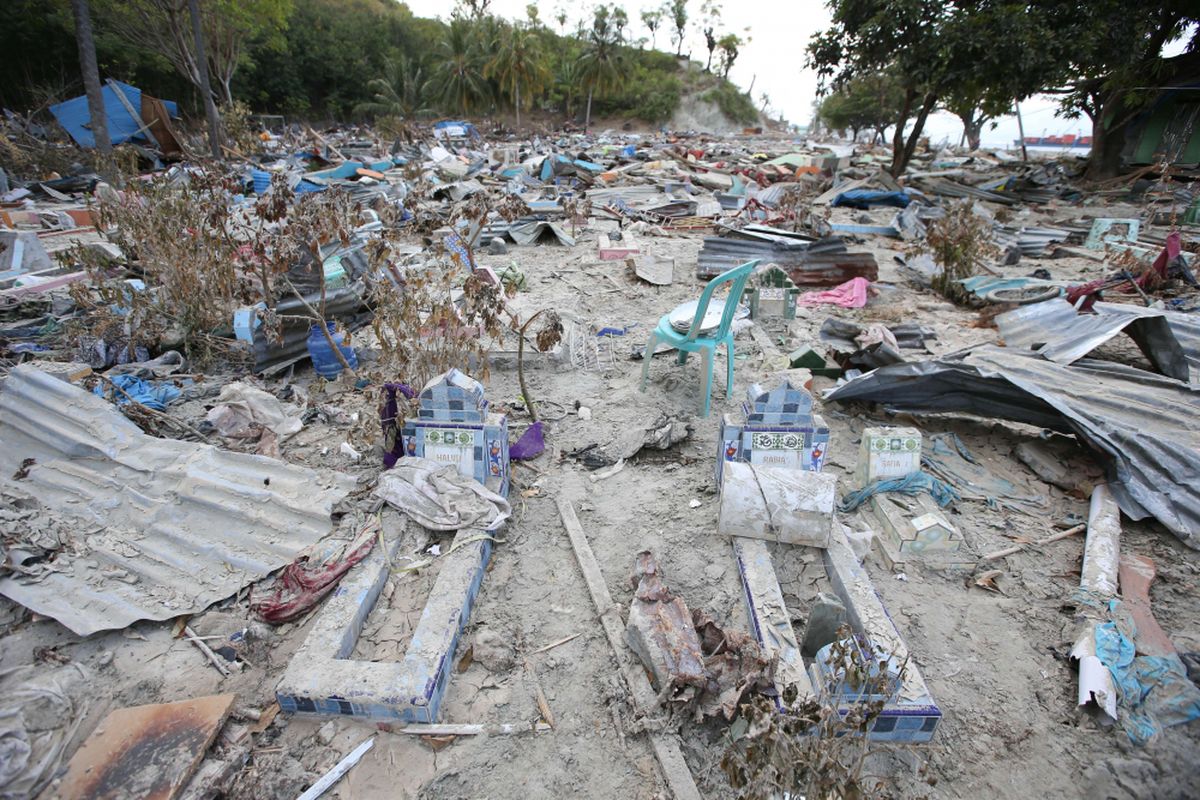 Kondisi Desa Loli Saluran, Kecamatan Banawa, Kabupaten Donggala, Sulawesi Tengah, yang mengalami kerusakan pasca gempa dan Tsunami, Rabu (3/10/2018). Gempa yang terjadi di Palu dan Donggala mengakibatkan 925 orang meninggal dunia dan 65.733 bangunan rusak.