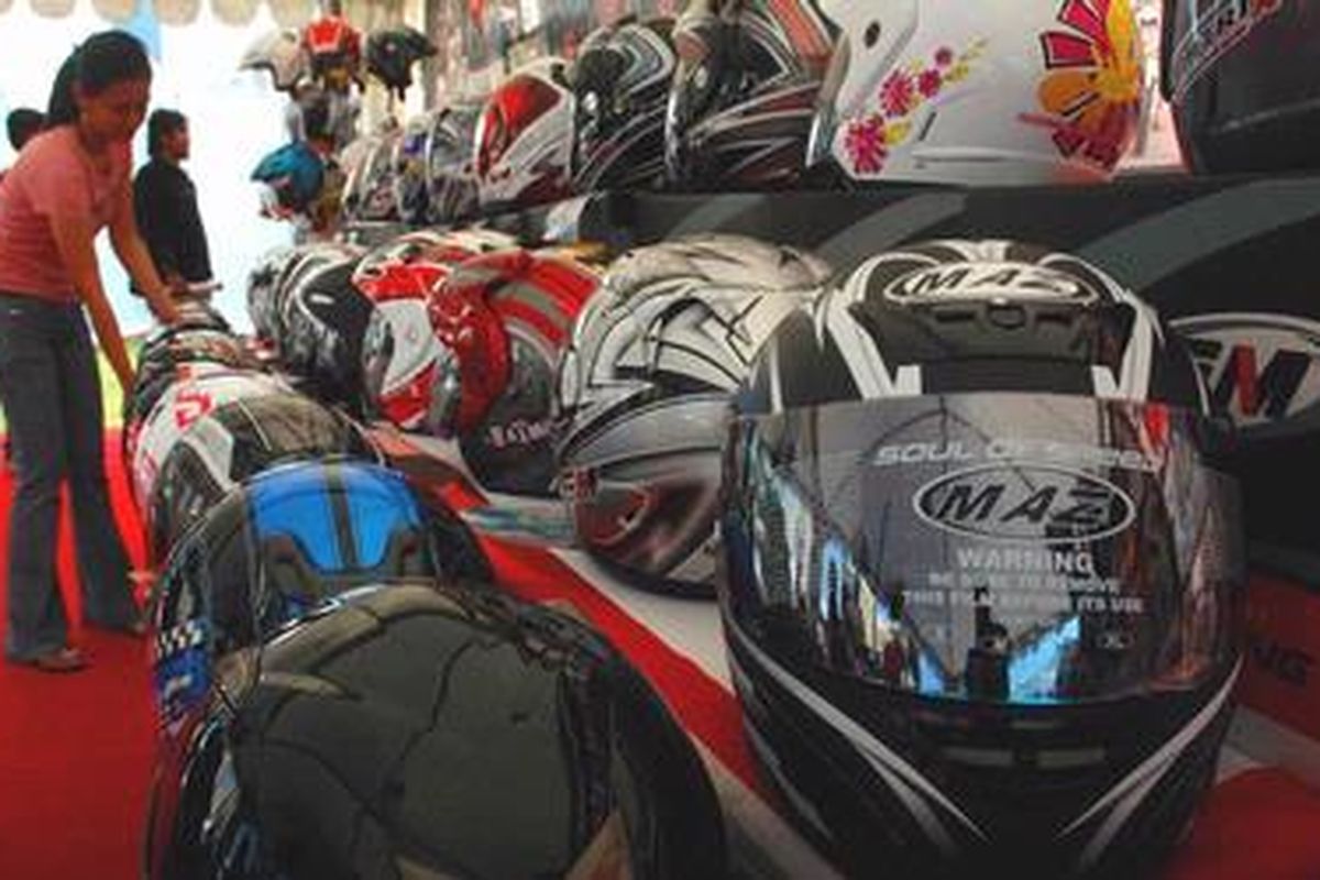 Helm berstandar internasional yang banyak dijual di Indonesia tidak akan kena tilang. Untuk melindungi keselamatan pengedara motor, Kementrian Perindustrian selaku regulator mengeluarkan SK Peraturan Menteri No.40/M-IND/Per/ 6/2008 tentang Pemberlakuan SNI Helm Pengendara Kendaraan Bermotor Roda Dua secara wajib dan efektif berlaku 1 April 2010.