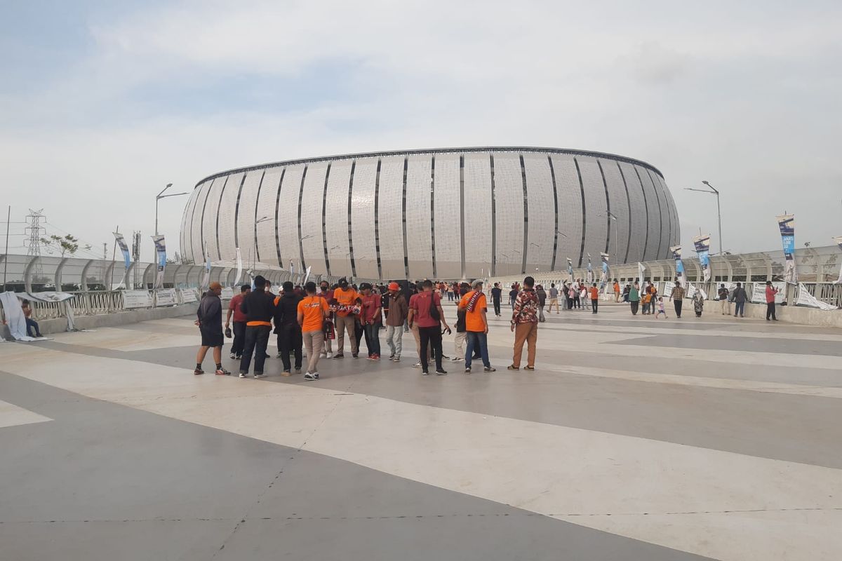 Para pengunjung sedang berfoto di depan Jakarta International Stadium (JIS), Tanjung Priok, Jakarta Utara, sebelum menyaksikan Trofeo Silaturahmi Jakarta pada Sabtu (7/5/2022).