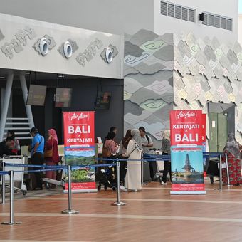 Bandara Internasional Jawa Barat (BIJB) atau Bandara Kertajati resmi beroperasi penuh dan menggantikan Bandara Husein Sastranegara pada Minggu (28/10/2023).