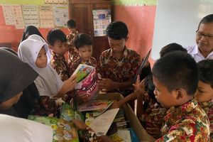 Dari Kekurangan Bacaan Jadi Tak Mau Berhenti Membaca, Murid SDN Pangkalan 1 Sambut Kiriman Buku