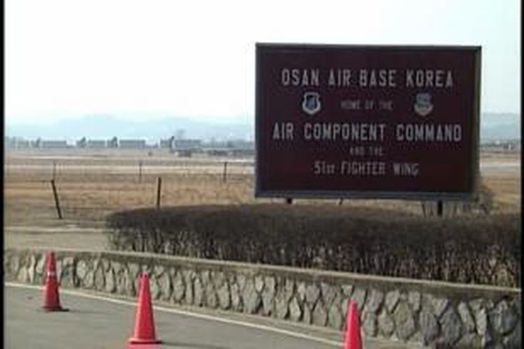 Salah satu pintu masuk ke pangkalan Angkatan Udara AS Osan di Korea Selatan.