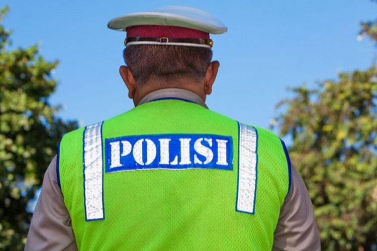 Hindari Razia di Makassar, Pengendara Motor Tanpa Helm Tabrak Polisi hingga Terpental