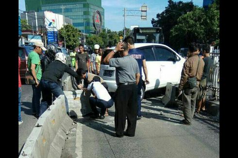 Sebuah Mobil Tabrak Separator hingga Terguling di Jalan Margonda
