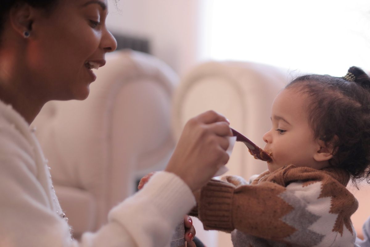 Orangtua harus memahami kapan waktu yang tepat dan jenis makanan yang baik untuk bayi saat pertama kali memulai belajar menyantap makanan padat pendamping air susu ibu (ASI).