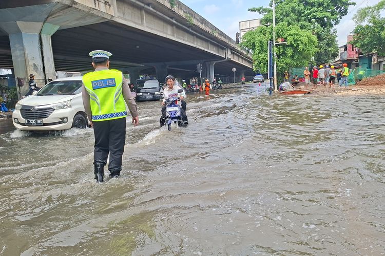 Lampu Merah Puri Kembangan Banjir, Exit Tol Meruya Jakbar Ditutup
