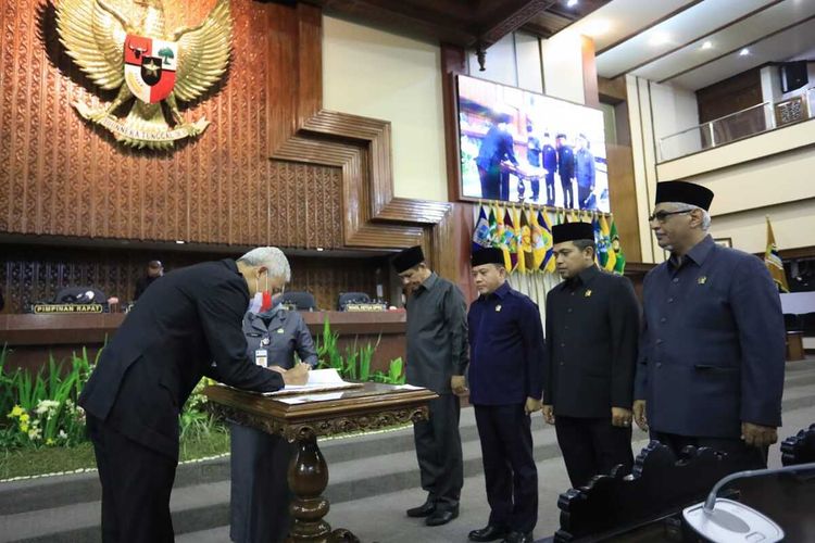 Gubernur Jawa Tengah Ganjar Pranowo meneken nota kesepakatan Kebijakan Umum Anggaran Prioritas Plafon Sementara (KUA-PPS) APBD TA 2023, Rabu (16/11/2022).